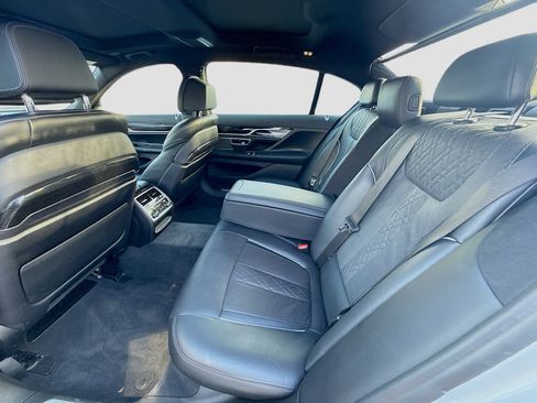 Used 2019 BMW 750i w/ M Sport Package image 23