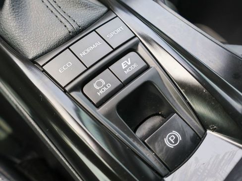 Used 2025 Toyota Camry SE w/ Convenience Package image 18