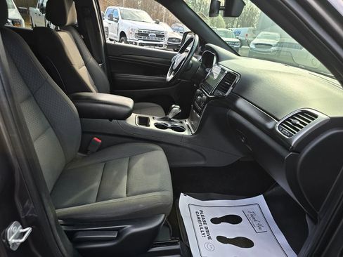 Used 2020 Jeep Grand Cherokee Laredo AWD/4WD image 12