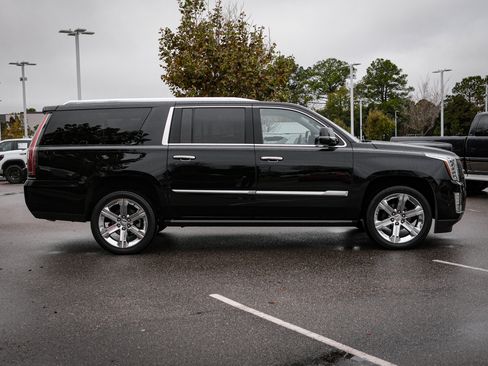 Used 2020 Cadillac Escalade ESV Premium Luxury image 17