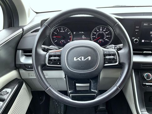 Used 2024 Kia Carnival LX image 11