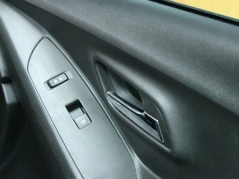 Used 2022 Chevrolet Trax LT w/ LT Convenience Package image 10