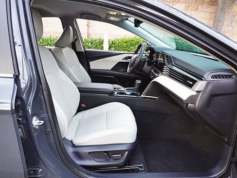 Used 2025 Toyota Camry XLE image 11