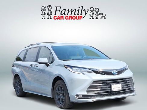 Used 2025 Toyota Sienna XLE Woodland Edition AWD/4WD image 2