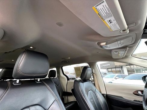 Used 2017 Chrysler Pacifica Touring-L image 22