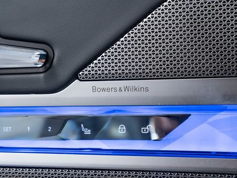 Used 2024 BMW 750e xDrive image 16