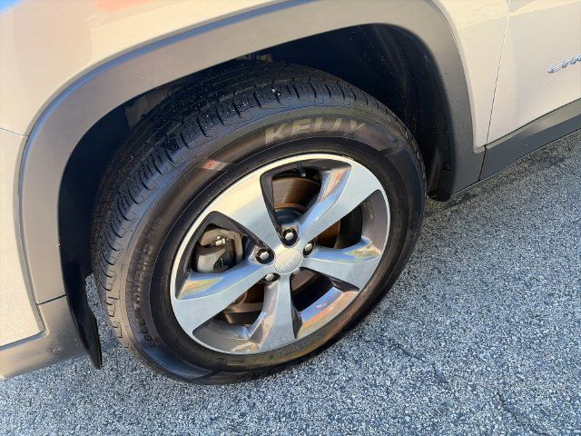Used 2020 Jeep Cherokee Limited AWD/4WD image 9