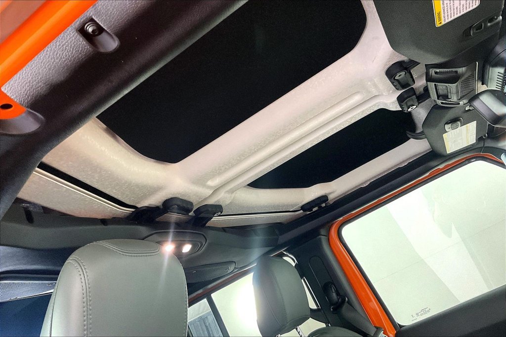 Used 2025 Jeep Gladiator Mojave AWD/4WD image 19
