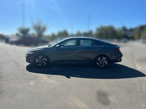 New 2025 Hyundai Elantra Limited FWD image 17