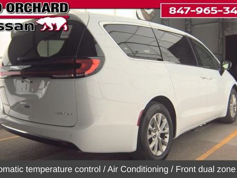 Used 2026 Chrysler Pacifica Limited image 4