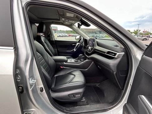 Used 2023 Toyota Highlander XLE AWD/4WD image 39
