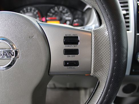 Used 2010 Nissan Frontier SE image 9