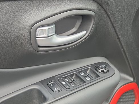 Used 2023 Jeep Renegade Trailhawk AWD/4WD image 86