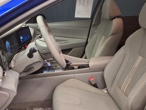 Used 2025 Hyundai Elantra SEL image 17