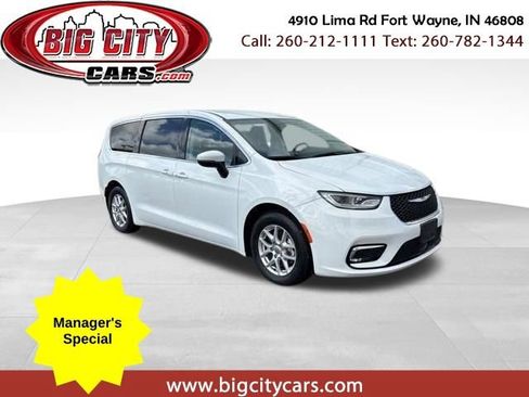 Used 2023 Chrysler Pacifica Touring-L FWD image 1