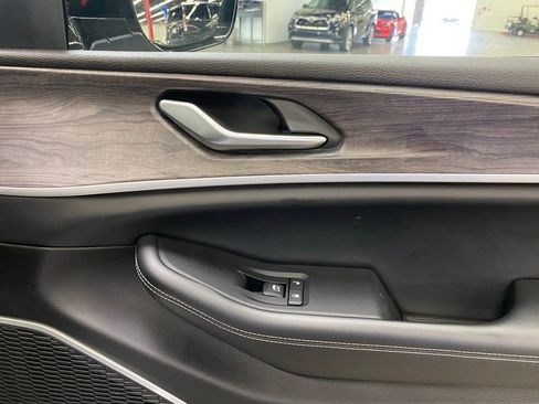 Used 2023 Jeep Grand Cherokee 4WD 4xe image 39