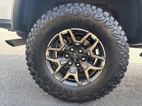 Used 2024 Chevrolet Colorado ZR2 w/ Technology Package AWD/4WD image 19