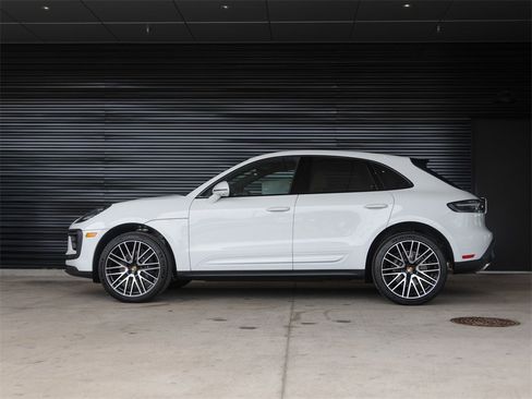 Used 2025 Porsche Macan image 2
