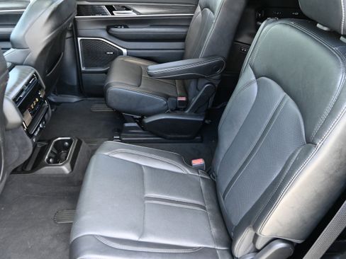 Used 2023 Jeep Wagoneer L Series II w/ Premium Group I image 12