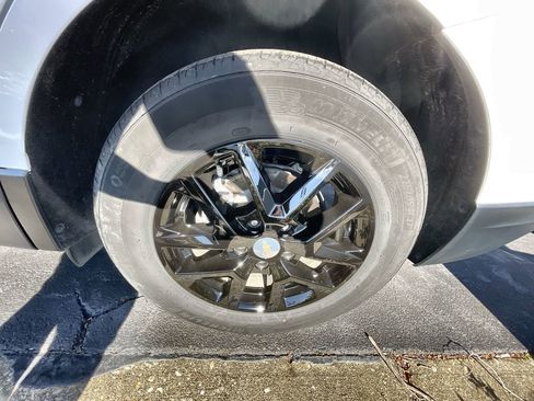 Used 2024 Chevrolet Equinox LT image 32