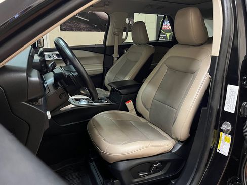 Used 2020 Ford Explorer Limited w/ Equipment Group 310A AWD/4WD image 17