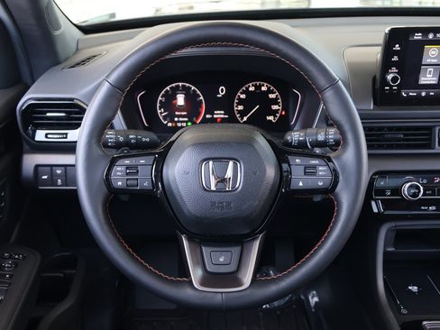 Used 2025 Honda Pilot TrailSport image 17