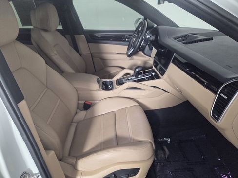 Used 2023 Porsche Cayenne Platinum Edition image 33