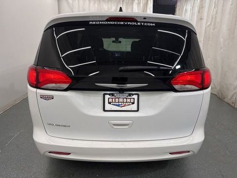 Used 2022 Chrysler Voyager LX FWD image 7