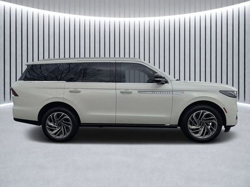 New 2026 Lincoln Navigator Reserve AWD/4WD image 2