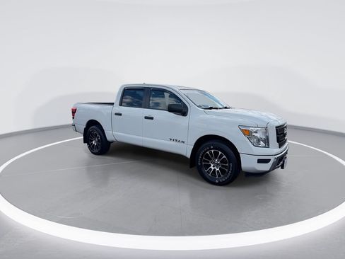 Used 2022 Nissan Titan SV AWD/4WD image 2