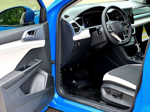 New 2026 Volkswagen Taos SE FWD image 10