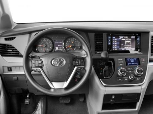 Used 2017 Toyota Sienna LE image 10