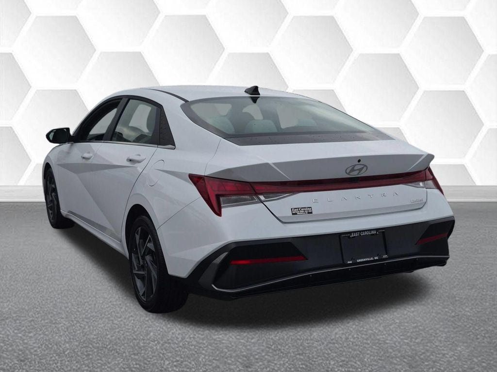 Used 2025 Hyundai Elantra Limited FWD image 5