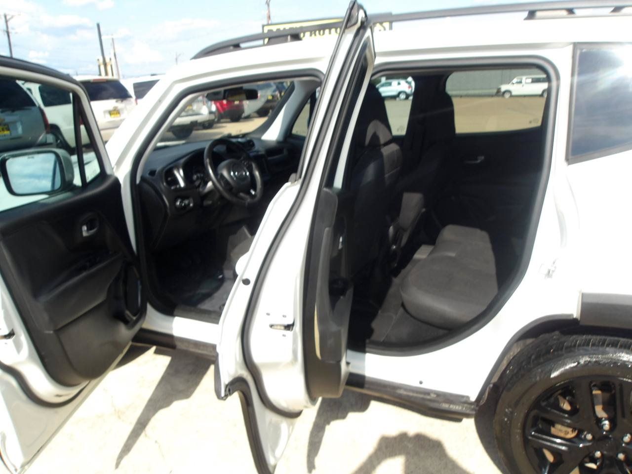 Used 2018 Jeep Renegade Altitude FWD image 15