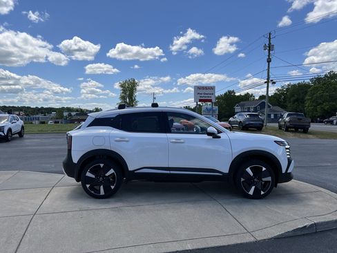 New 2025 Nissan Kicks SR image 11