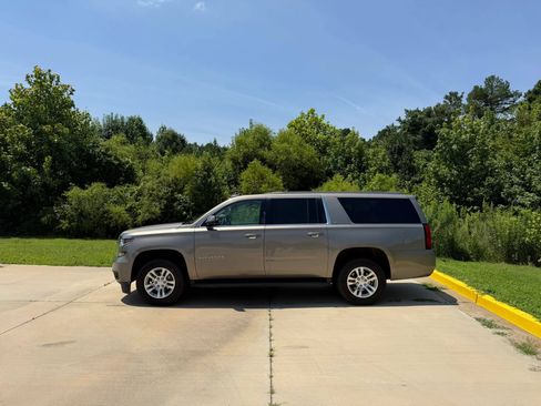 Used 2018 Chevrolet Suburban LT RWD image 2