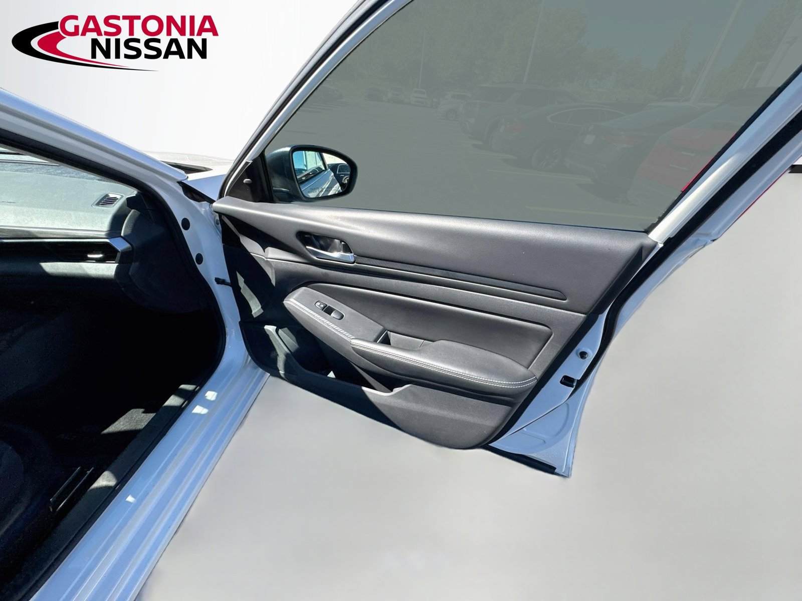 Used 2025 Nissan Altima 2.5 SV FWD image 39