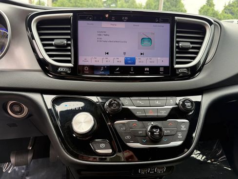 Used 2025 Chrysler Pacifica Select FWD image 20