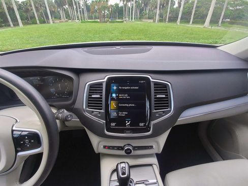 Used 2021 Volvo XC90 T5 Momentum w/ Protection Package Premier FWD image 10