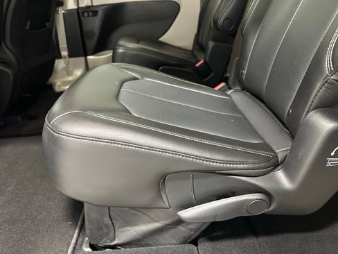 Used 2023 Chrysler Pacifica Touring-L image 46