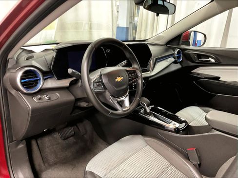 Used 2025 Chevrolet Trax LT w/ LT Convenience Package image 8