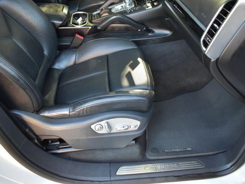 Used 2018 Porsche Cayenne Platinum Edition image 33