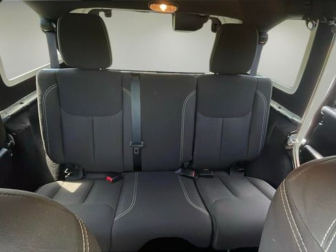 Used 2016 Jeep Wrangler Unlimited Sahara w/ Connectivity Group image 19