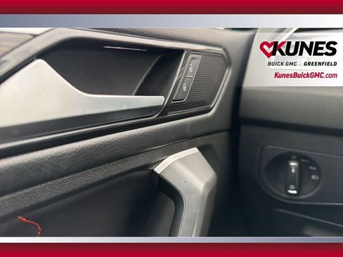 Used 2024 Volkswagen Tiguan SE image 32