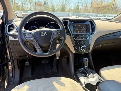 Used 2017 Hyundai Santa Fe SE image 13