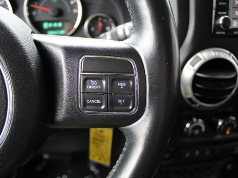 Used 2016 Jeep Wrangler Unlimited Sahara w/ Connectivity Group AWD/4WD image 31