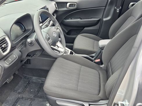 Certified 2025 Hyundai Venue SE image 10