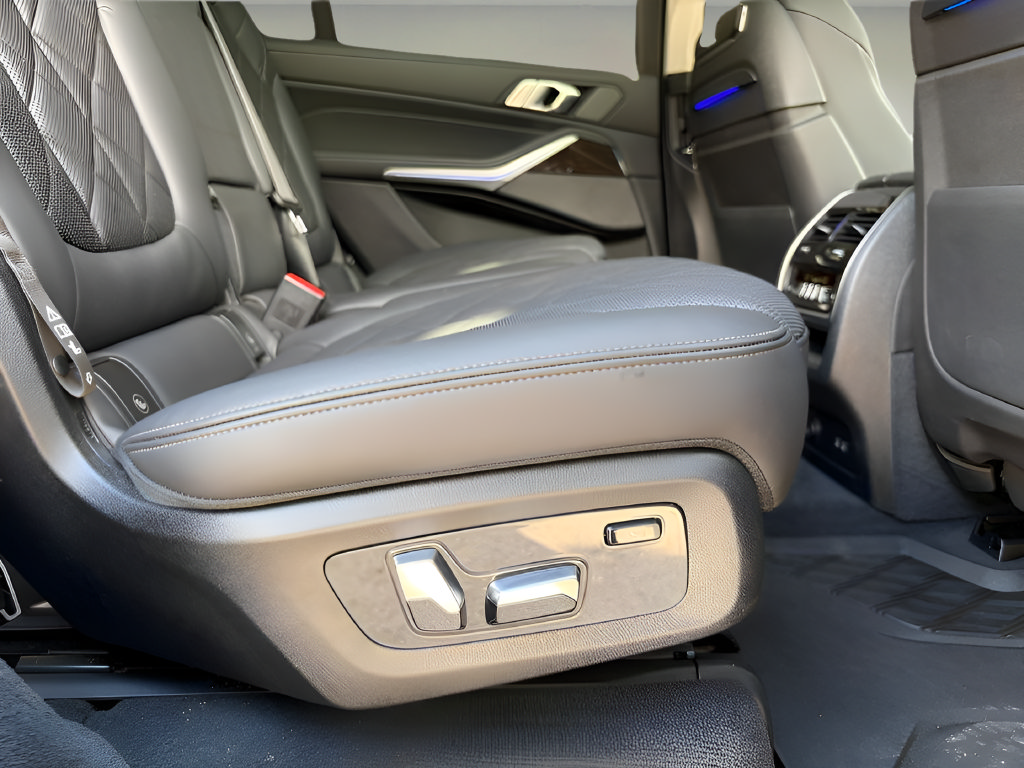 Used 2023 BMW X7 xDrive40i w/ Premium Package AWD/4WD image 14