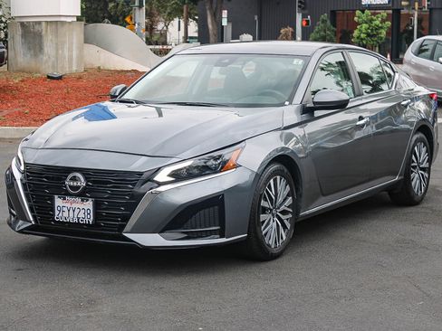 Used 2023 Nissan Altima 2.5 SV image 3