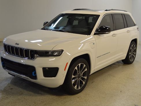 Used 2023 Jeep Grand Cherokee Overland w/ Advanced Protech Group III image 7